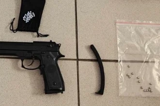 Συνελήφθη ανήλικος που πυροβολούσε με αεροβόλο τζάμια σε γραφεία και σχολείο