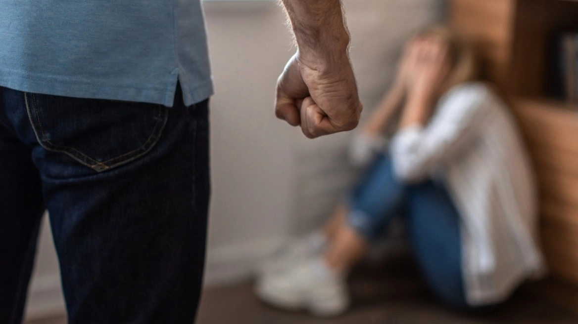 Πάτρα: 49χρονος χτύπησε τη σύζυγό του, την έριξε κάτω και την τράβηξε από τα μαλλιά