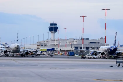 Συνελήφθη 35χρονος στο Ελευθέριος Βενιζέλος που είχε κρύψει σε εξώφυλλα παιδικών βιβλίων σχεδόν 3 κιλά κοκαΐνης