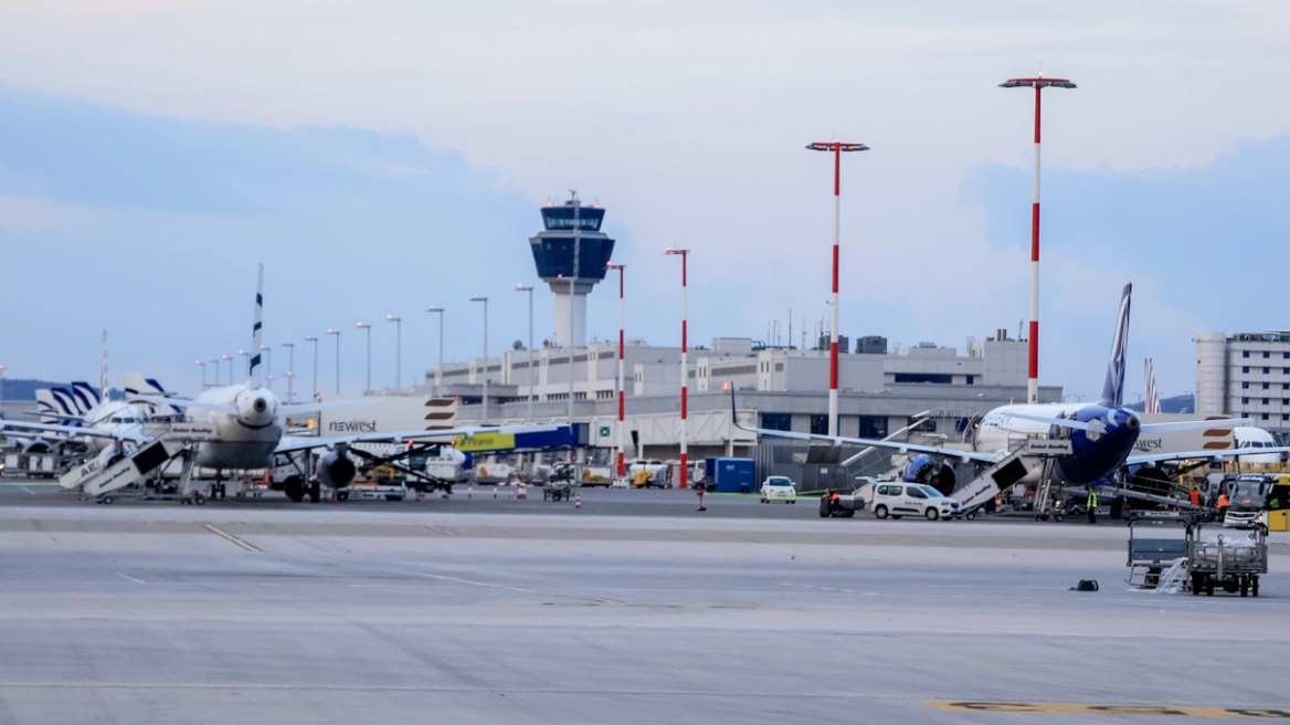 Συνελήφθη 35χρονος στο Ελευθέριος Βενιζέλος που είχε κρύψει σε εξώφυλλα παιδικών βιβλίων σχεδόν 3 κιλά κοκαΐνης