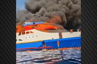 Πλοίο με εκατοντάδες επιβάτες τυλίχθηκε στις φλόγες στην Ινδονησία - Τουλάχιστον 5 νεκροί και 280 διασωθέντες, δείτε βίντεο