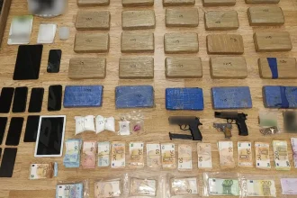 Πώς δρούσε η οργάνωση που έφερνε ναρκωτικά από την Λατινική Αμερική - Κατασχέθηκαν 34 κιλά κοκαΐνης, 109.000 ευρώ και όπλα