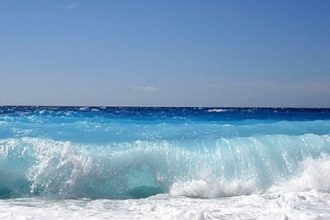 Δραματική διάσωση στην Κυλλήνη: Δύο 10χρονα αγόρια παρασύρθηκαν από κύμα