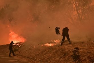 Πύρινη κόλαση: Μάχη με τις φλόγες όλο το βράδυ σε Αττική, Εύβοια, Χανιά, Μεσσηνία, Κύθηρα