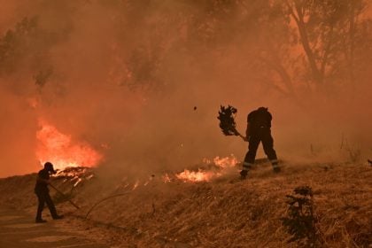 Πύρινη κόλαση: Μάχη με τις φλόγες όλο το βράδυ σε Αττική, Εύβοια, Χανιά, Μεσσηνία, Κύθηρα
