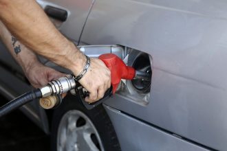 Νέος φόρος σε καύσιμα και αέριο – Φέρνει αυξήσεις, πώς θα επηρεαστούν νοικοκυριά και επιχειρήσεις