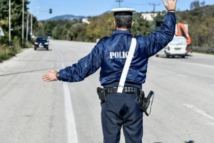 Δυτ. Ελλάδα: Τύχη ...βουνό για αστυνομικό - Τον παρέσυρε οδηγός που προσπάθησε να διαφύγει