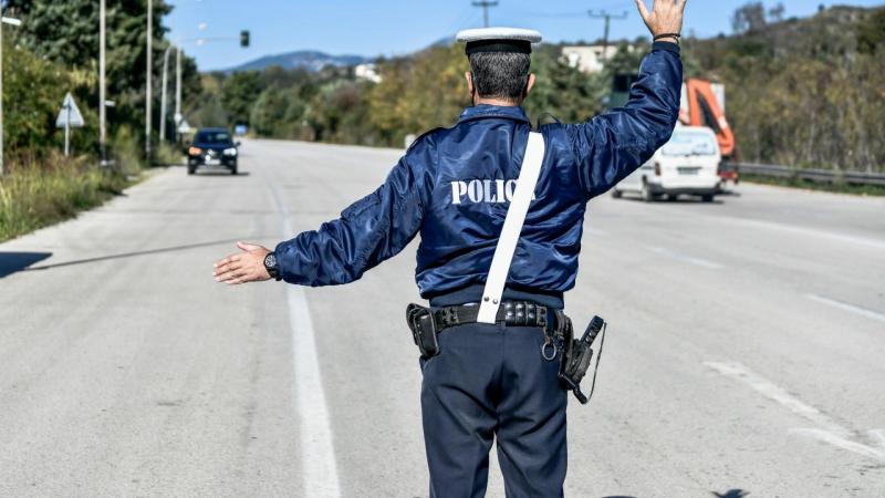 Δυτ. Ελλάδα: Τύχη ...βουνό για αστυνομικό - Τον παρέσυρε οδηγός που προσπάθησε να διαφύγει