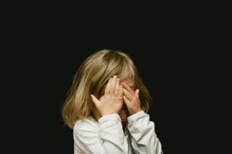 Σοκαριστική εξέλιξη στην υπόθεση παιδικής πορνογραφίας στον Βόλο: Κατηγορείται και για αιμομιξία η μητέρα της 14χρονης