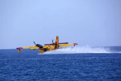 Αναγκαστική προσθαλάσσωση πυροσβεστικού αεροσκάφους στον Κορινθιακό - Σώοι οι πιλότοι - Επιχειρούσε στη φωτιά στο Φενεό ΒΙΝΤΕΟ