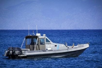 Το κύμα τούμπαρε το σκάφος τους και τους έριξε στη θάλασσα - Τρεις επιβάτες διακομίσθηκαν στο νοσοκομείο του Ρίου