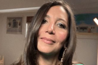 Συγκλονίζει η Αίθρα Λυκουρέζου: «Όταν ήμουν 6-7 ετών έμπαινε στο δωμάτιό μου και ουσιαστικά τριβόταν»