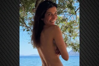 Η Αντιγόνη Κουλουκάκου ποζάρει τόπλες στην παραλία