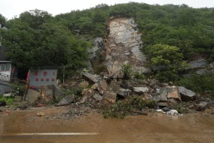 Κίνα: Τουλάχιστον 4 νεκροί, 8 αγνοούμενοι εξαιτίας κατολισθήσεων – Πάνω από 4.000 κάτοικοι απομακρύνονται από το Πεκίνο
