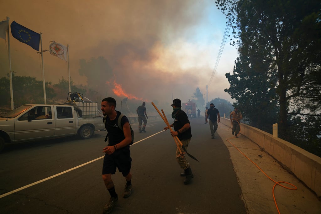 Αντιμέτωπη με μια από τις χειρότερες πυρκαγιές στην ιστορία της η Κύπρος – Δύο νεκροί, δεκάδες τραυματίες, κάηκαν δάση, σπίτια και αυτοκίνητα