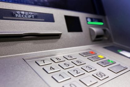 Κυβερνητική παρέμβαση για τα ATM Τραπεζών: «Κανένα παράθυρο χρεώσεων δεν πρόκειται να ισχύσει»