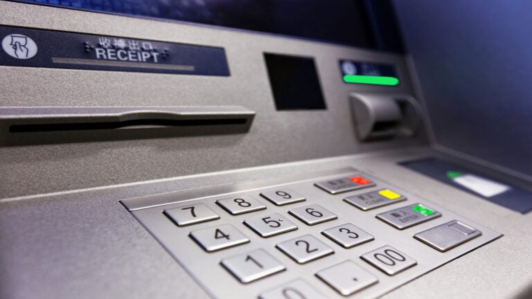 Κυβερνητική παρέμβαση για τα ATM Τραπεζών: «Κανένα παράθυρο χρεώσεων δεν πρόκειται να ισχύσει»