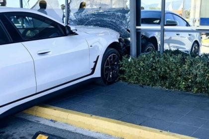 Πάτρα: Αυτοκίνητο έπεσε σε τζαμαρία σούπερ μάρκετ (ΦΩΤΟ)