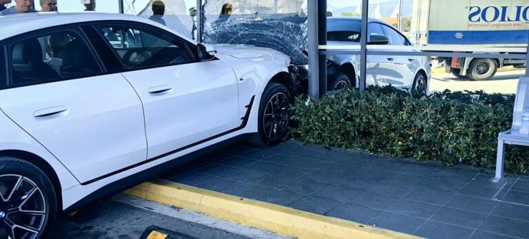 Πάτρα: Αυτοκίνητο έπεσε σε τζαμαρία σούπερ μάρκετ (ΦΩΤΟ)