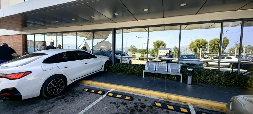 Πάτρα: Αυτοκίνητο έπεσε σε τζαμαρία σούπερ μάρκετ (ΦΩΤΟ)