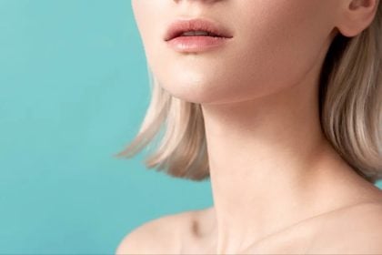 Ρυτίδες ντεκολτέ και λαιμού το καλοκαίρι: Πώς να τις προλάβεις