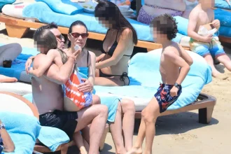 Η Βίκυ Καγιά στη Μύκονο με τον Ηλία Κρασσά και τα παιδιά τους