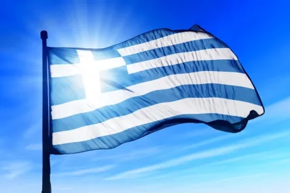 Αχαΐα: Πέρασαν χειροπέδες σε ανήλικους που "κουρέλιασαν" την ελληνική σημαία