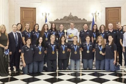 Ο Κυριάκος Μητσοτάκης υποδέχθηκε τα «χρυσά» κορίτσια του πόλο