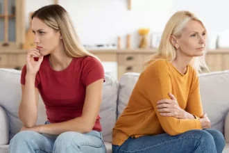 Αποξένωση: 3 λόγοι που τα ενήλικα παιδιά απομακρύνονται από τους γονείς τους