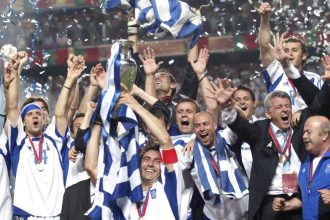 Το σήκωσε το τιμημένο! Όταν η Ελλάδα έγραψε το μεγαλύτερο έπος στην Πορτογαλία στο Euro 2004 ΒΙΝΤΕΟ