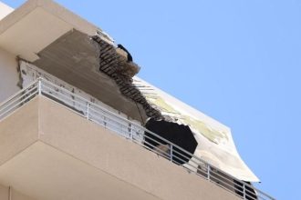 Ηράκλειο: Αποκολλήθηκε τμήμα μπαλκονιού από ξενοδοχείο - Από θαύμα δεν υπήρξαν θύματα