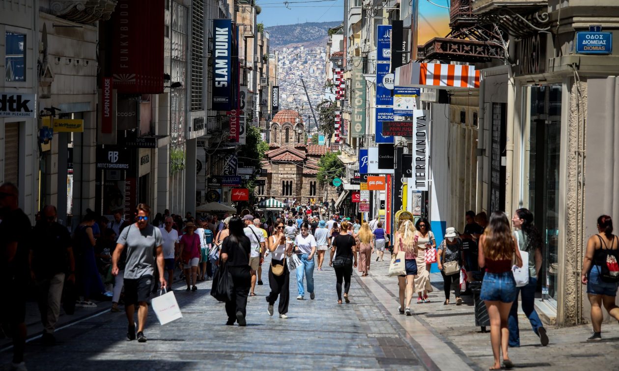 Καλοκαιρινές εκπτώσεις 2025: Πότε ξεκινούν – Ποια Κυριακή θα είναι ανοιχτά τα καταστήματα