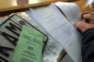 Αχαΐα: Κυκλοφορούσε ...σαν κύριος με ψεύτικες πινακίδες