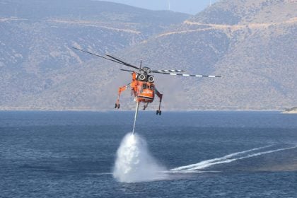 Αναγκαστική προσθαλάσσωση πυροσβεστικού ελικοπτέρου στην Ελευσίνα - Σώοι οι χειριστές