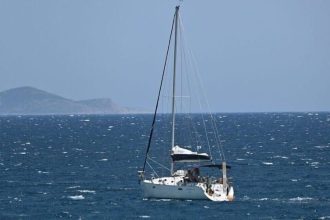 Η βόλτα με το ιστιοφόρο κατέληξε σε περιπέτεια για τουρίστες