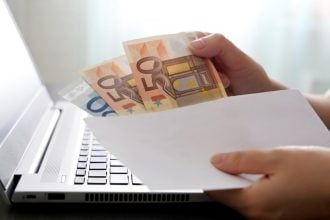 Πότε πληρώνεται το επίδομα των 100 ευρώ