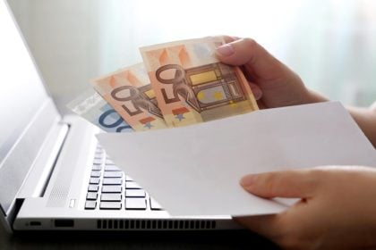 Πότε πληρώνεται το επίδομα των 100 ευρώ