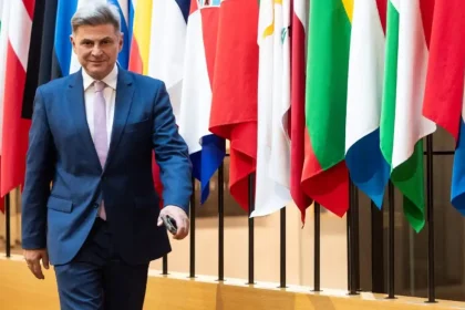 Ετεροβαρής, κομμένη και ραμμένη στα συμφέροντα της Γερμανίας η συμφωνία για τους δασμούς, λέει ο Φαραντούρης