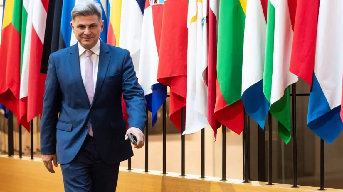 Ετεροβαρής, κομμένη και ραμμένη στα συμφέροντα της Γερμανίας η συμφωνία για τους δασμούς, λέει ο Φαραντούρης