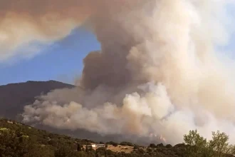 Μεγάλη αναζωπύρωση της φωτιάς στο Φενεό - Επιχειρούν ισχυρές επίγειες και εναέριες δυνάμεις