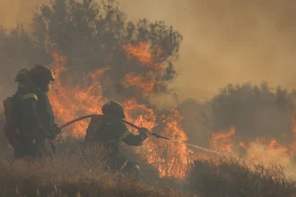Aναζωπύρωση της φωτιάς στην Ιεράπετρα - Νέο 112 για εκκένωση τεσσάρων οικισμών