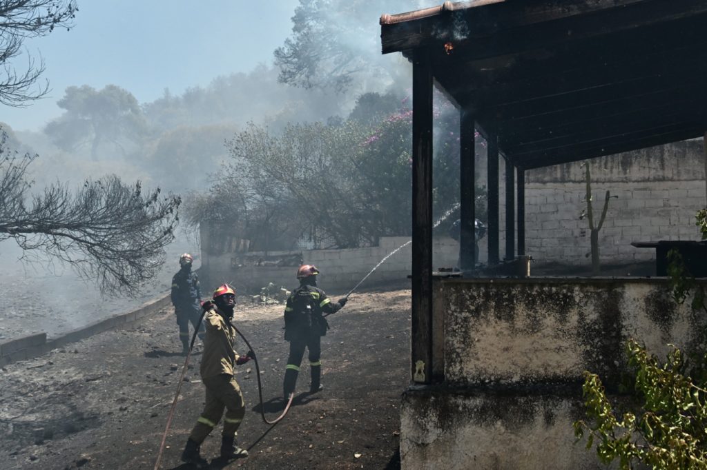 Κορωπί: Βελτιωμένη η εικόνα της φωτιάς – Ζημιές σε σπίτια, εκκενώθηκαν περιοχές (ΦΩΤΟ & ΒΙΝΤΕΟ)