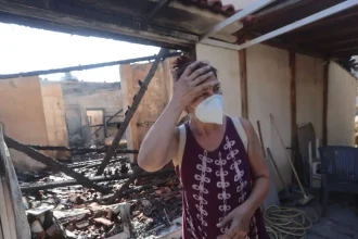 Φωτιά στο Κρυονέρι: Εικόνες απόλυτης καταστροφής – Καμένα σπίτια και πυροσβεστικά, στάχτη και αποκαΐδια - ΦΩΤΟ