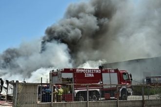 Ριτσώνα: Σε εξέλιξη η προσπάθεια να τεθεί υπό έλεγχο η φωτιά στο εργοστάσιο με τα πλαστικά