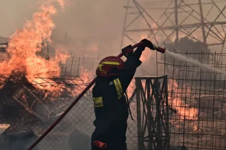 Πέντε άτομα στο νοσοκομείο λόγω της φωτιάς στην Αττική