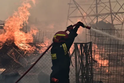 Πέντε άτομα στο νοσοκομείο λόγω της φωτιάς στην Αττική