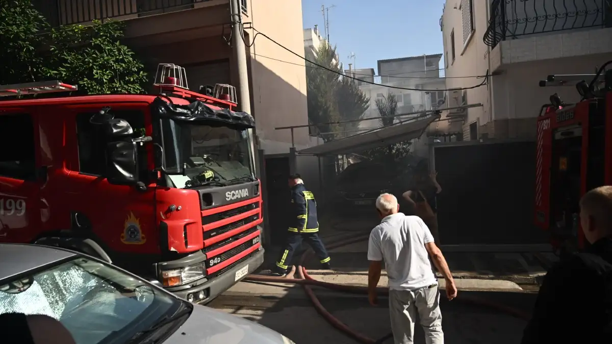 Φωτιά σε μεζονέτα: Στο νοσοκομείο με εγκαύματα ένοικος που απεγκλωβίστηκε