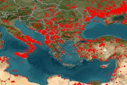 ΣΟΚ: Στις φλόγες η Μεσόγειος – Στο «κόκκινο» ο δορυφορικός χάρτης της NASA