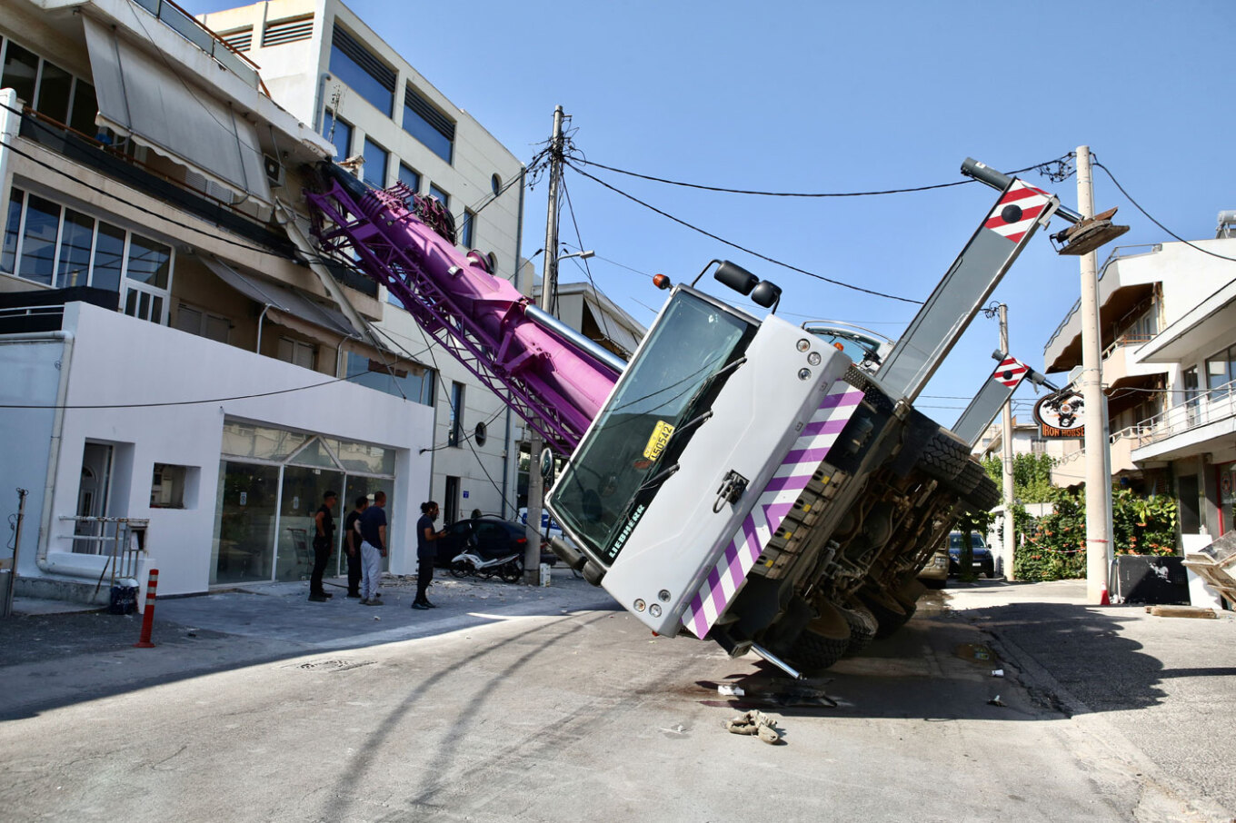«Ήμουν μέσα, θα μπορούσα να είχα σκοτωθεί», λέει η γυναίκα που ο γερανός έπεσε στο σπίτι της