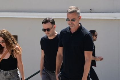 Γεράσιμος Μιχελής: Σε κλίμα βαθιάς οδύνης η κηδεία του ηθοποιού – Συγγενείς, φίλοι και σύσσωμο το «Παρά Πέντε» στο τελευταίο αντίο
